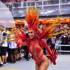 Sabrina Sato mostrou bom humor ao ser questionada em relação ao fogo do dragão, sua fantasia no desfile da Gaviões da Fiel Torcida, no carnaval 2023: 'O fogo? Tá aqui dentro! Vou soltar na Avenida'