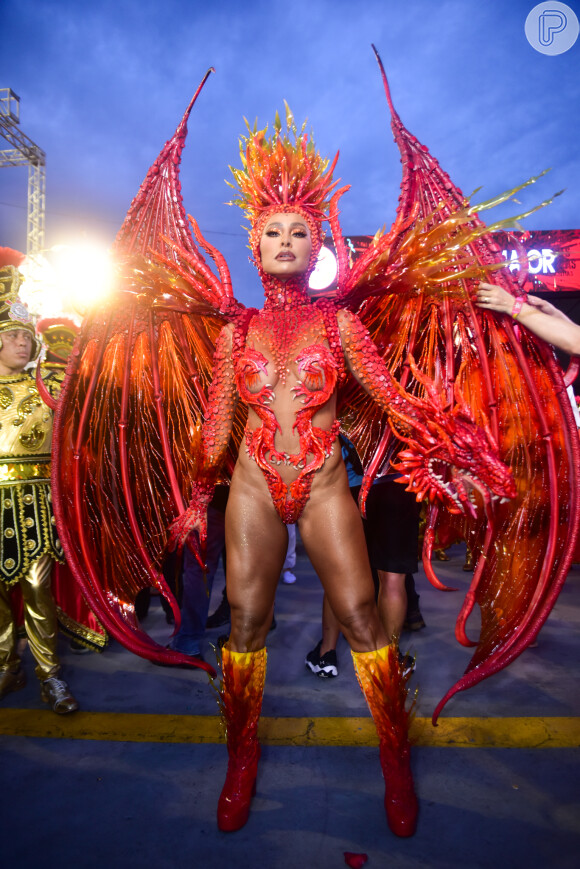Sabrina Sato representou o dragão de São Jorge com fantasia no desfile da Gaviões no carnaval 2023