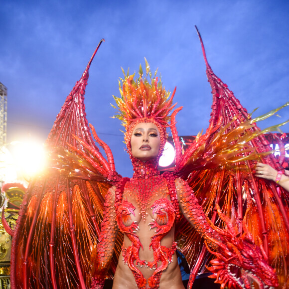 Sabrina Sato representou o dragão de São Jorge com fantasia no desfile da Gaviões no carnaval 2023