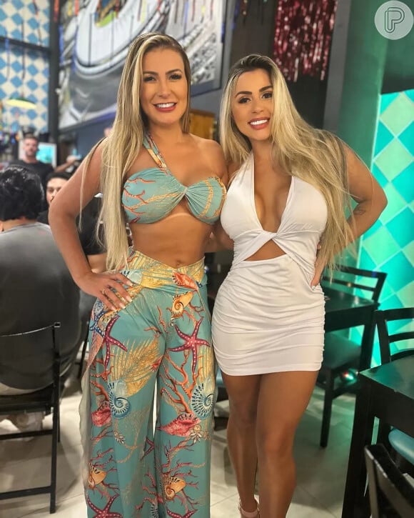 Andressa Urach surgiu curtindo o Carnaval com uma amiga e seu look chamou atenção