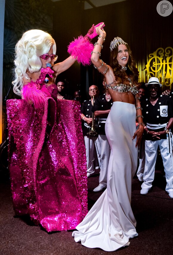 Sabrina Sato apresentou Izabel Goulart, rainha do Baile do Copa 2023, no Hotel Copacabana Palace no sábado de carnaval 18 de fevereiro de 2023