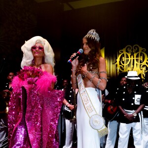 Sabrina Sato e Izabel Goulart durante o Baile do Copa 2023, no Hotel Copacabana Palace no sábado de carnaval 18 de fevereiro de 2023