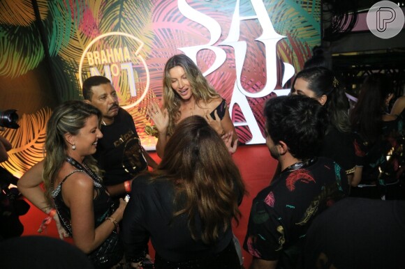 Gisele Bündchen na Sapucaí: modelo recria look de Carnaval, traz dezenas de seguranças e bebe água de coco