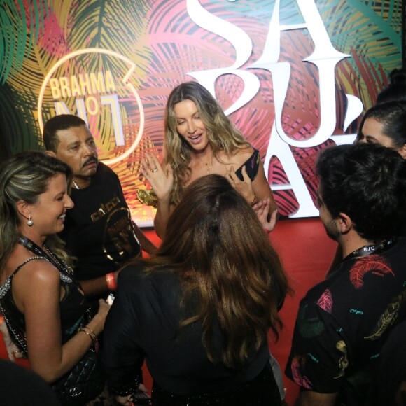 Gisele Bündchen na Sapucaí: modelo recria look de Carnaval, traz dezenas de seguranças e bebe água de coco