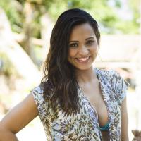 'Flor do Caribe': Isabel (Thaíssa Carvalho) chega à vila e encanta os pilotos
