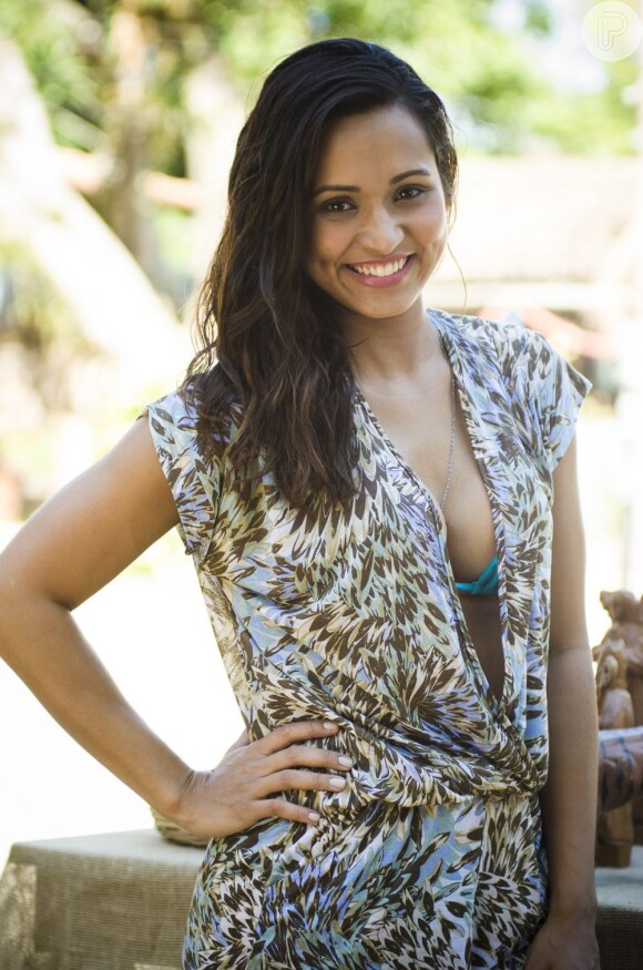 Isabel (Thaíssa Carvalho) chega à Vila dos Ventos com a missão de investigar o tráfico de pedras preciosas, em 'Flor do Caribe', em 2 de abril de 2013