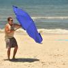 Ciro (Max Fercondini) se atrapalha com o guarda-sol na praia, em 'Flor do Caribe'
