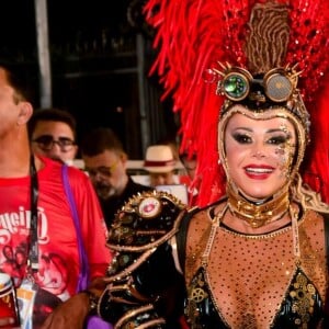 Viviane Araújo arrasa na Marquês de Sapucaí fantasiada de gladiadora