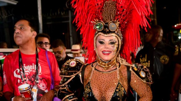 Viviane Araújo, rainha do Salgueiro, usa fantasia de gladiadora com biquíni ousado: 'Força da mulher'