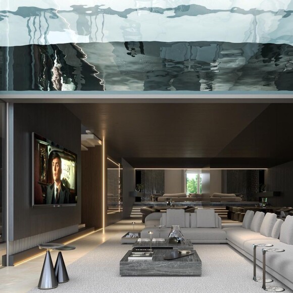 Mansão de Leo Santana e Lore Improta: vidro transparente garante visão da piscina na sala