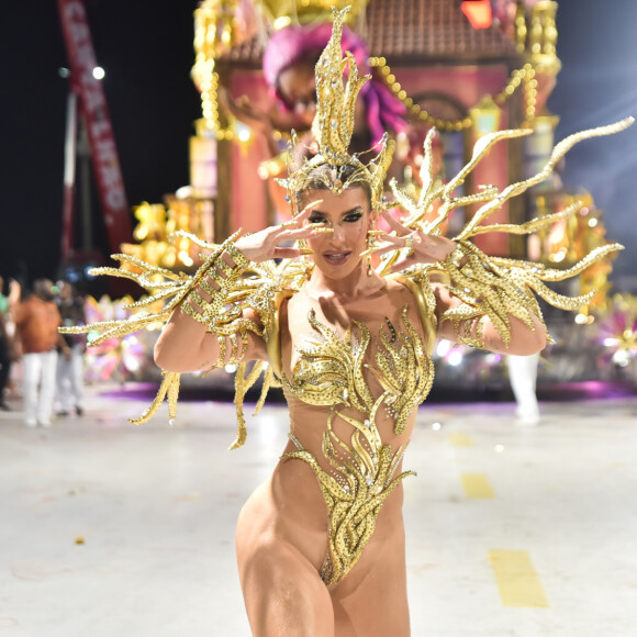 Lore Improta brilhou no desfile da Viradouro, vice-campeã do Carnaval carioca