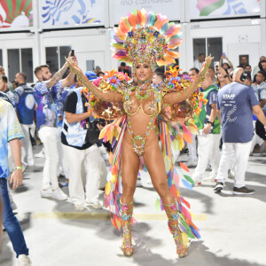 Sabrina Sato surgiu com fantasia colorida para desfilar como Rainha da Vila Isabel