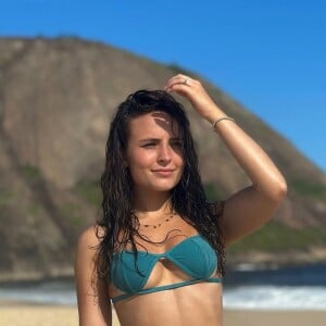 Larissa Manoela constantemente é flagrada em praias no Rio