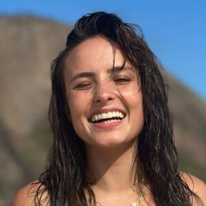 Larissa Manoela postou fotos na praia de Itacoatiara, em Niterói