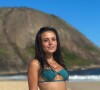 Larissa Manoela recebeu diversos elogios dos seguidores nas redes sociais com fotos em praia