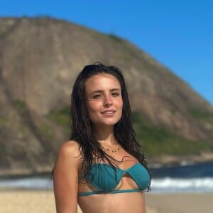 Larissa Manoela recebeu diversos elogios dos seguidores nas redes sociais com fotos em praia