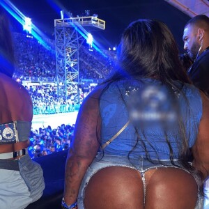Jojo Todynho usou uma calça que deixava seu bumbum à mostra