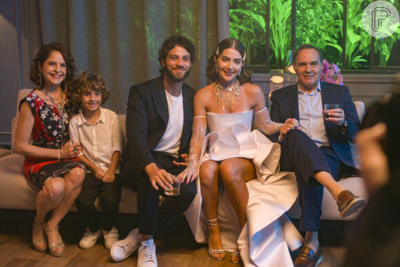 Casamento de Chiara (Jade Picon) e Ari (Chay Suede) na novela 'Travessia': noivos posam com Guerra (Humberto Martins), pai dela, Núbia (Drica Moraes), mãe dele, e Tonho (Vicente Alvite), filho do arquiteto