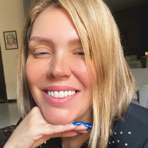 Simony exibiu foto sem maquiagem e com filtro para destacar o novo visual