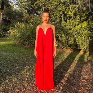 Gkay elegeu vestido all red fashionista para casamento em Miami