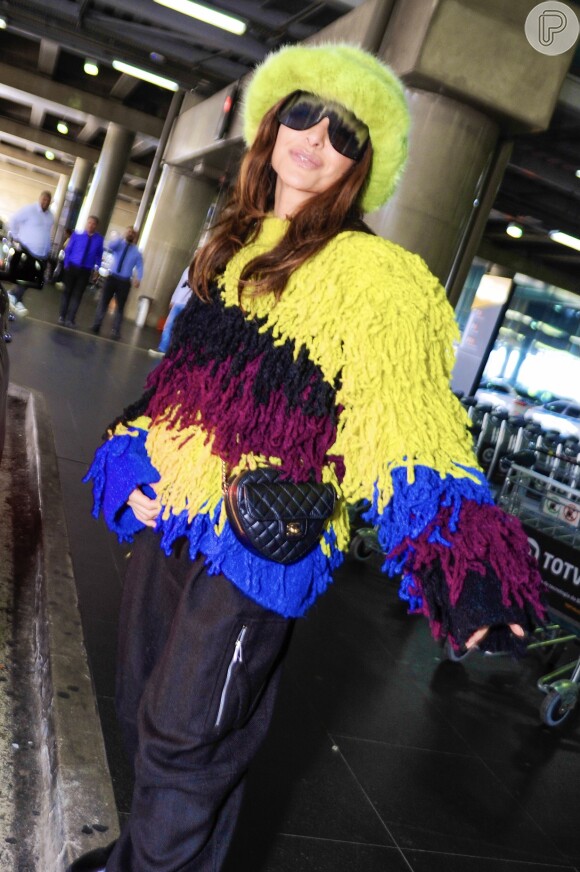 Sabrina Sato elegeu casaco multicolorido para desembarcar em aeroporto