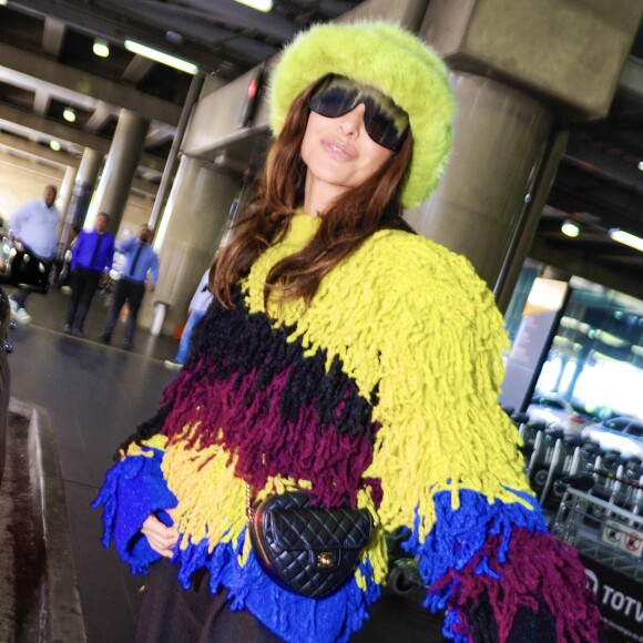Sabrina Sato elegeu casaco multicolorido para desembarcar em aeroporto
