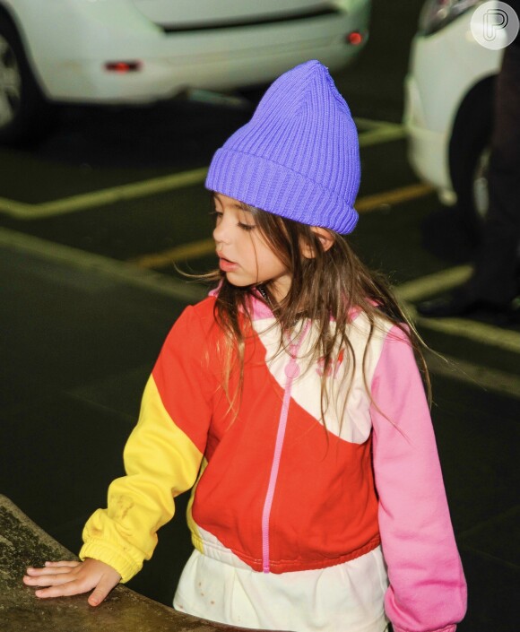 Zoe, filha de Sabrina Sato e Duda Nagle, esbanjou estilo com toca e casaco colorido