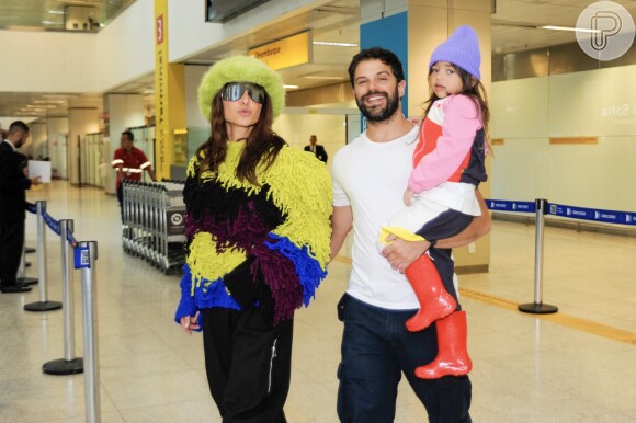 Sabrina Sato, Zoe e Duda Nagle posaram para o paparazzo em flagra no aeroporto