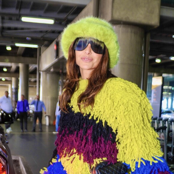 Look extravagante de Sabrina Sato roubou a cena no aeroporto