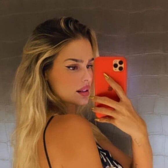 Yasmin Brunet exibe o corpo bronzeado com frequência nas redes sociais