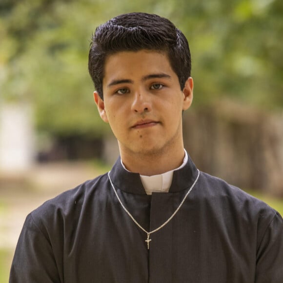 Luís Evaristo (Fernando Pagels/Paulo Mendes, foto) não leva vocação para a vida religiosa, mas não enfrenta a mãe, Cândida (Zezé Polessa), na novela 'Amor Perfeito'