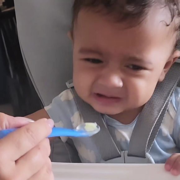 Filho de Viviane Araujo comeu comida pela primeira vez nesta quarta-feira (08)