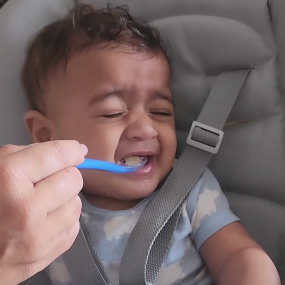Joaquim, filho de Viviane Araujo, parece não ter gostado muito de batata e cenoura!