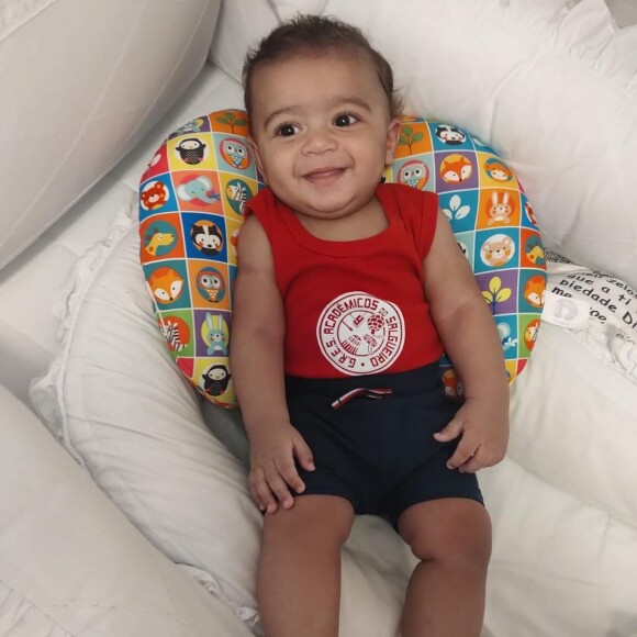 Joaquim, filho de Viviane Araujo, encantou internautas com um lookinho do Salgueiro, escola de samba da mamãe