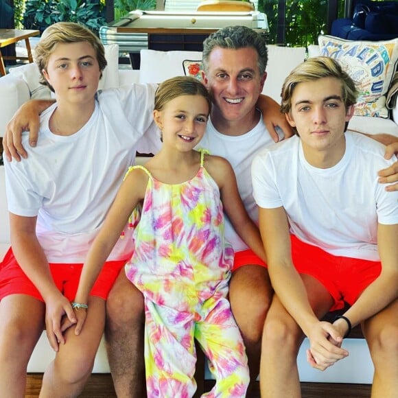 Filhos de Luciano Huck e Angelica, Benício e Joaquim estão com 15 e 18 anos de idade, respectivamente