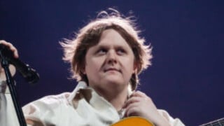 Lewis Capaldi tem crise de Tourette em show e é abraçado por público. Entenda síndrome e como ela se manifesta