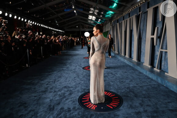 A modelo Emily Ratajkowski escolheu look com transparência para a festa após o Oscar 2023