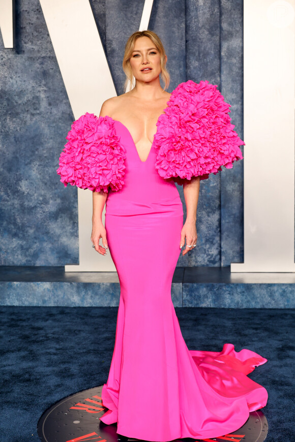 A atriz Kate Hudson usou um vestido rosa choque com decote profundo na festa pós-Oscar