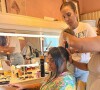 Ivete Sangalo cabeleireira! Preta Gil mostrou a amiga ajudando a arrumar seu cabelo