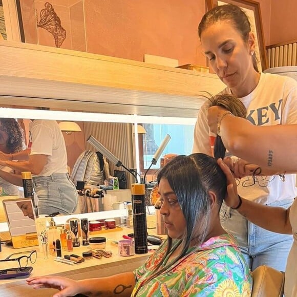 Ivete Sangalo cabeleireira! Preta Gil mostrou a amiga ajudando a arrumar seu cabelo