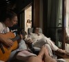 Ivete Sangalo toca violão para Preta Gil em foto publicada pela artista