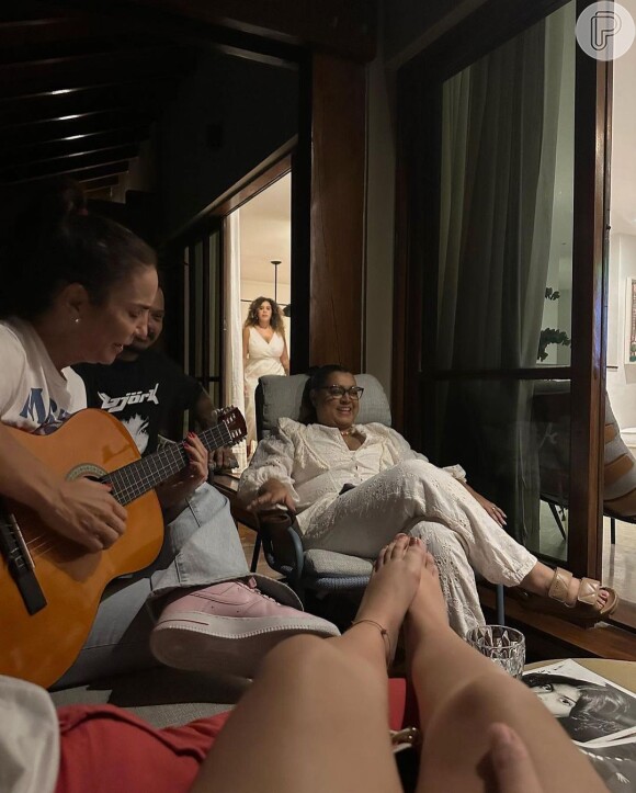 Ivete Sangalo toca violão para Preta Gil em foto publicada pela artista
