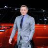 Daniel Craig posa ao lado do carro
