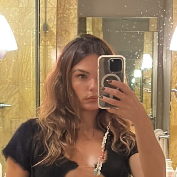 Isis Valverde uniu tendências com calça de alfaiataria e cropped com 'fio invisível' e quase mostrou os seios
