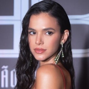 Esse vestido de festa de Bruna Marquezine vai te convencer a ter um look preto de tule