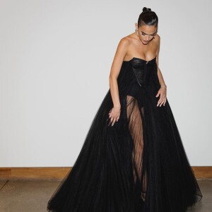 O vestido preto de festa usado por Bruna Marquezine é da marca Givenchy