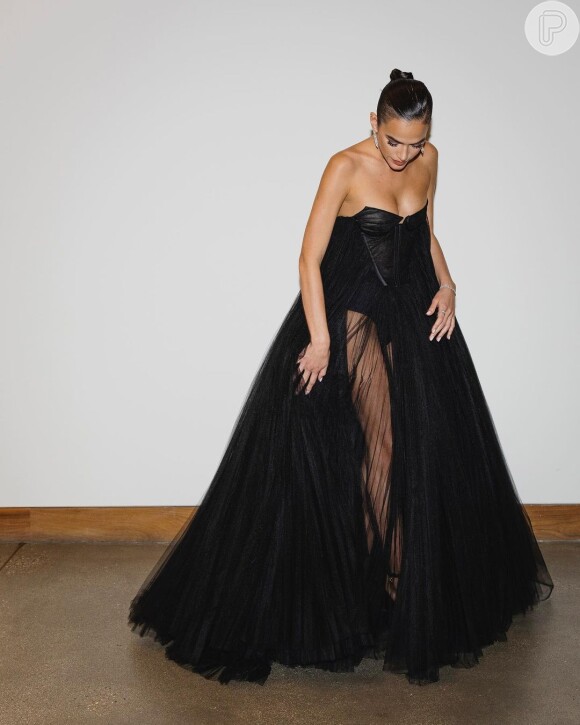 O vestido preto de festa usado por Bruna Marquezine é da marca Givenchy