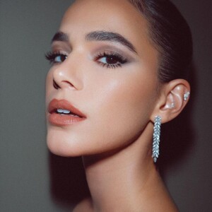 Pele matte e olhos em tons de prata: veja detalhes da maquiagem de Bruna Marquezine para evento da Warner Broz