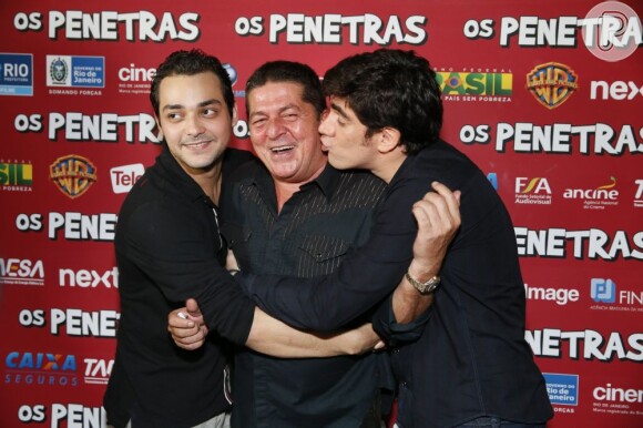 Eduardo Sterblitch e Marcelo Adnet abraçam Stepan Nercessian na pré-estreia do filme 'Os penetras', na Lagoa, zona sul do Rio