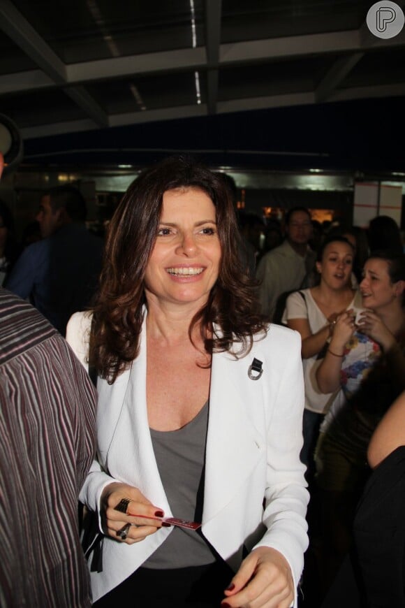 Débora Bloch foi prestigiar o amigo Andrucha na pré-estreia do filme 'Os penetras', na Lagoa, zona sul do Rio